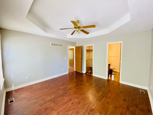 Building Photo - {1601} Spacious Duplex + Two Car Garage + Finished Basement + Fort Osage School District