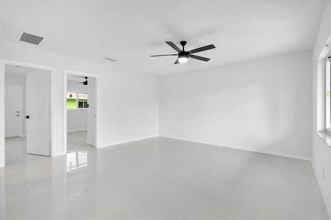 Building Photo - 1901 NW 14th Ave