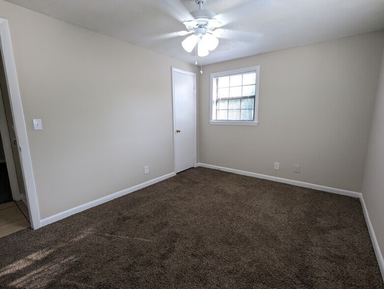 Building Photo - 6941 Delisle Dr