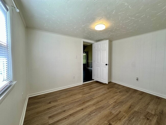 Building Photo - Charming 3 Bedroom Home for Rent – Recentl...