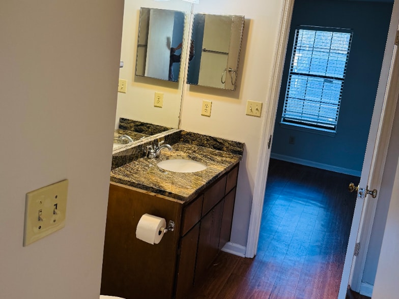 Building Photo - 105 Wisteria Ct