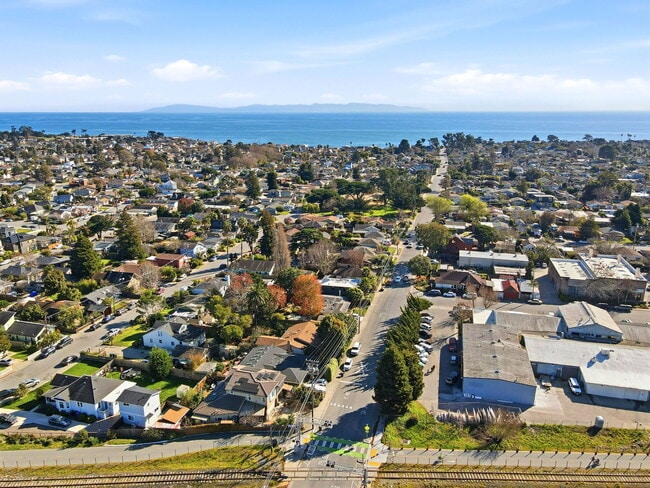 Building Photo - 820 Almar Ave