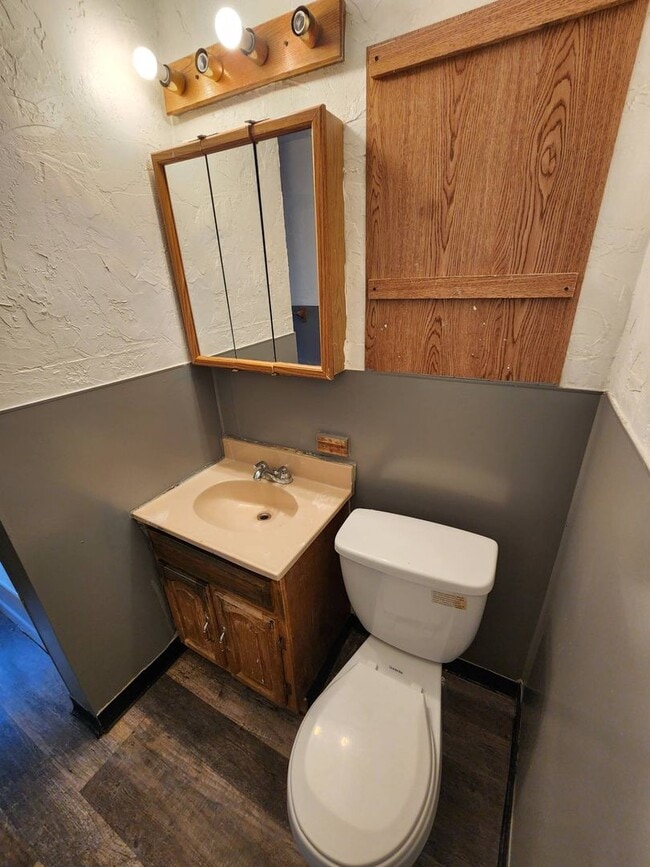 Building Photo - Charming 2-Bedroom Property in Prime Location