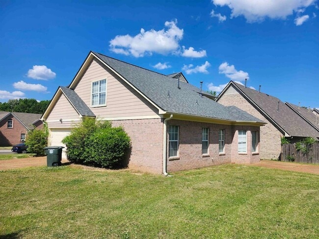 Building Photo - 6667 Einat Cove