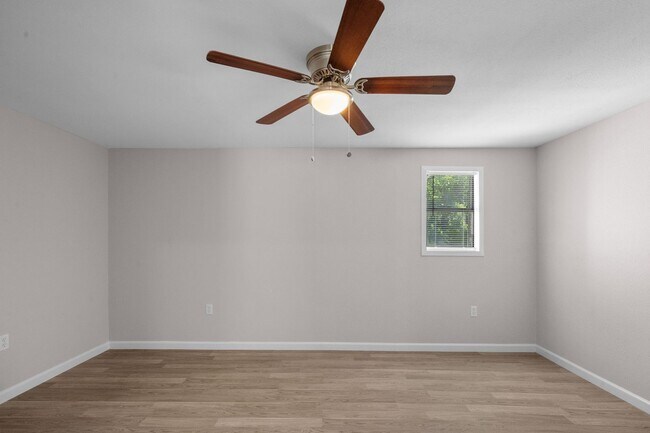 Building Photo - Charming 5- Bedroom Home in the Heart of T...