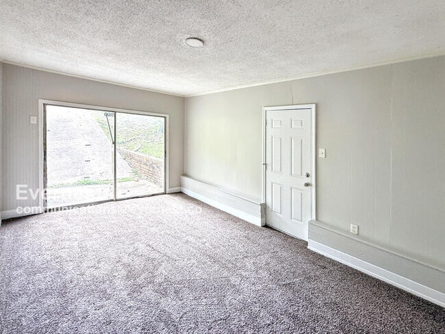 Building Photo - 900 Von Dale Dr