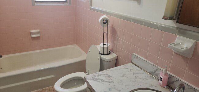 Building Photo - 800 Lake Shore Ter