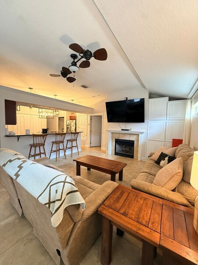Building Photo - PRIME location Kenwood home with a great backyard!