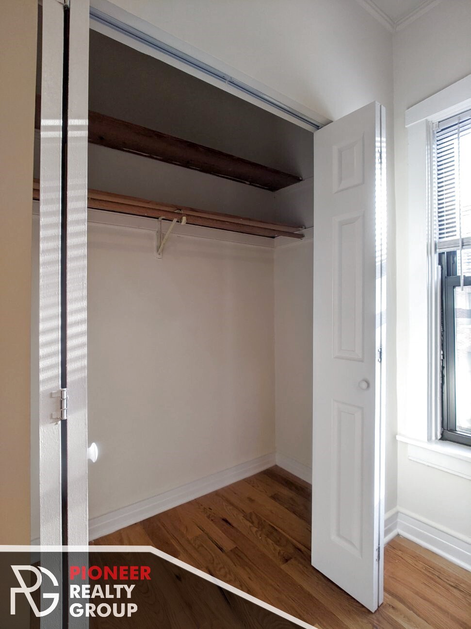 Building Photo - 822 W Waveland Ave