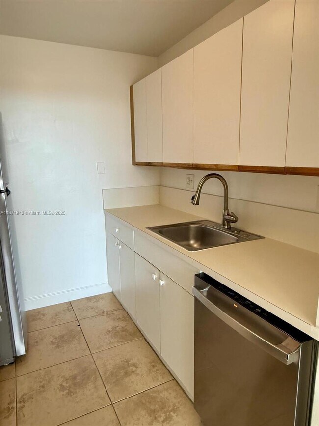 Building Photo - 2000 NE 135th St