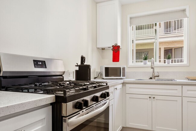 Building Photo - Charming 1 Bedroom Condo Just Blocks from the Beach!