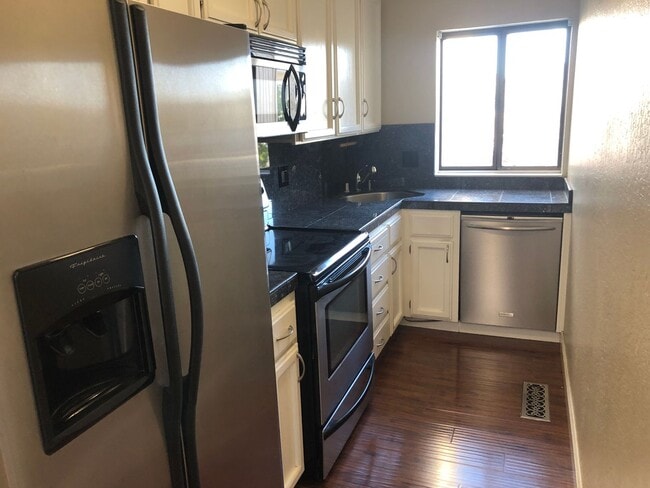 Building Photo - 2Br/2Ba - 1 Car Garage Townhouse in the He...