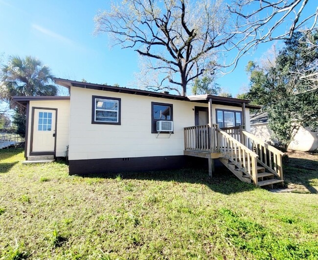 Building Photo - 1307 Elberta Dr