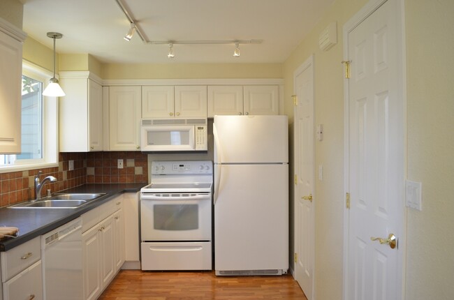 Building Photo - Hardwood floor townhome/water,sewer,garbag...