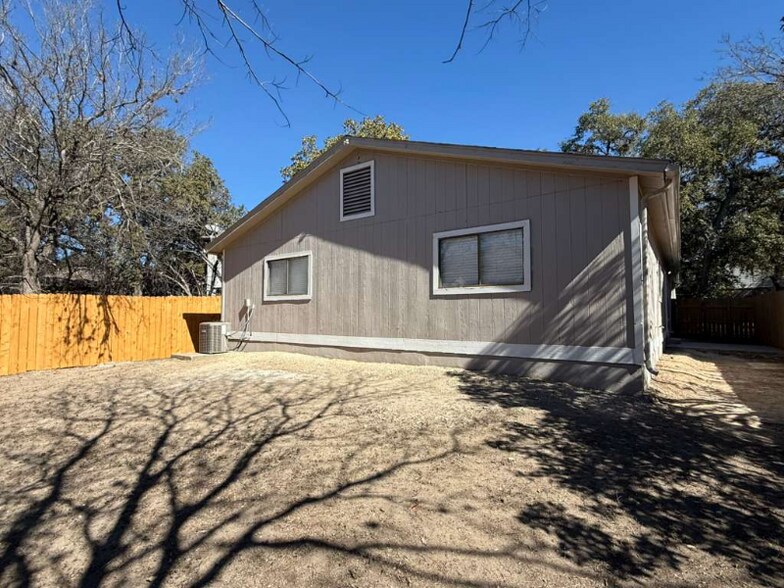 Building Photo - 1015 Arrowhead Trail