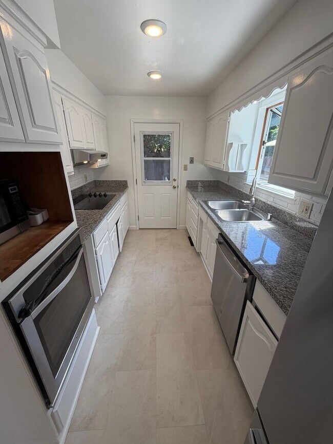Building Photo - 3 Bedroom | 2 Bathroom | Single Family Home