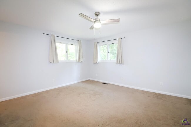 Building Photo - 205 Lake Placid Dr