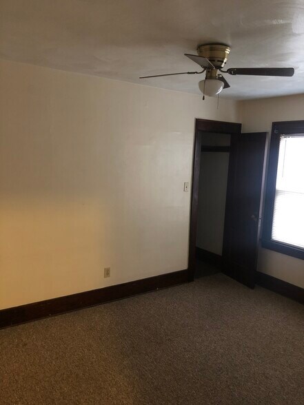 Building Photo - 1033 E 28th St