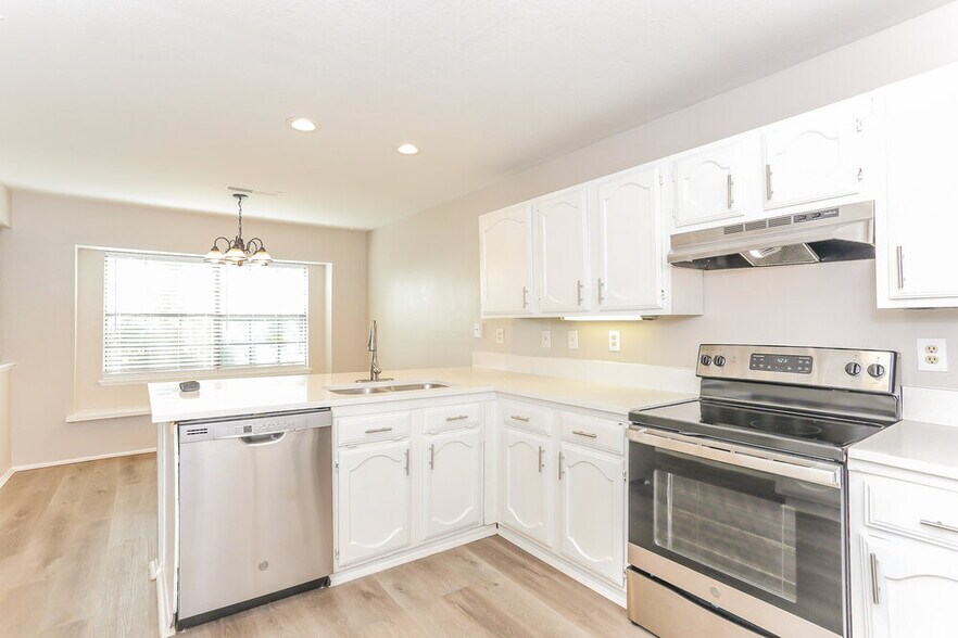 Building Photo - 4200 Cranbrook Dr