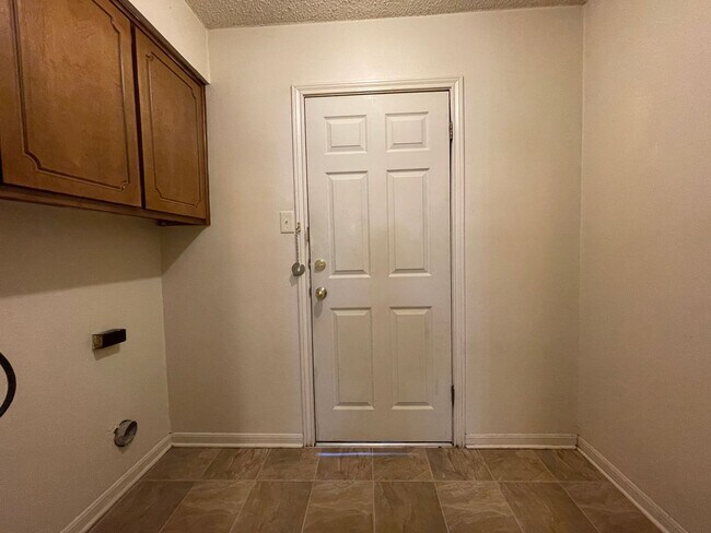 Building Photo - 704 Lisa Ln