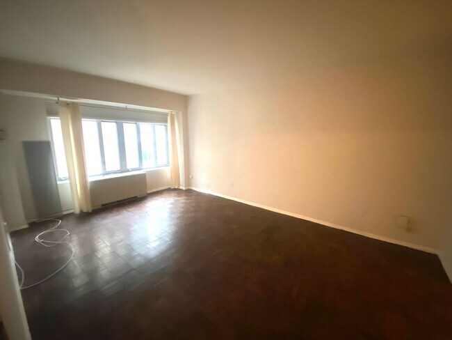 Building Photo - An efficiency apartment located on the 7th...