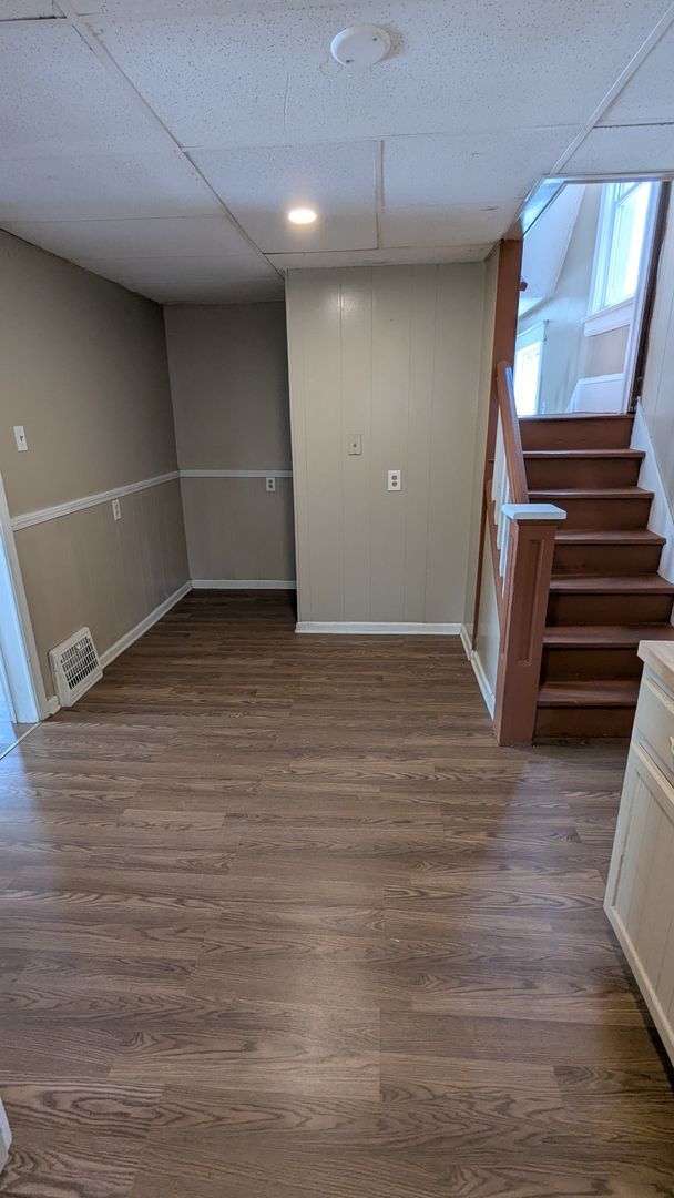 Building Photo - Discover this well-maintained 3-bedroom, 1-bath home in Akron