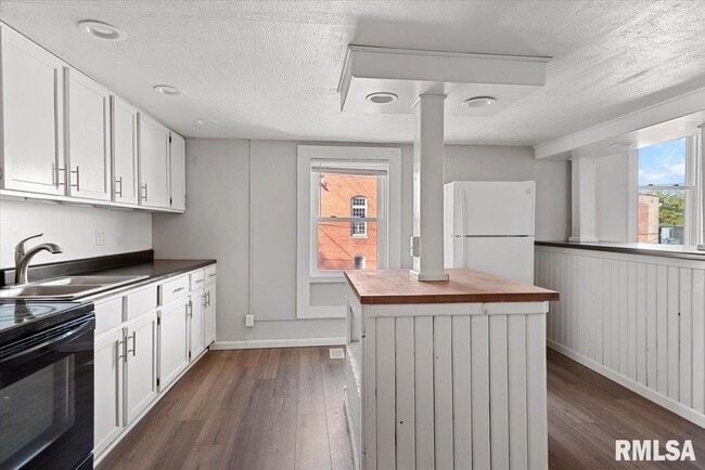 Building Photo - 201 E Main St