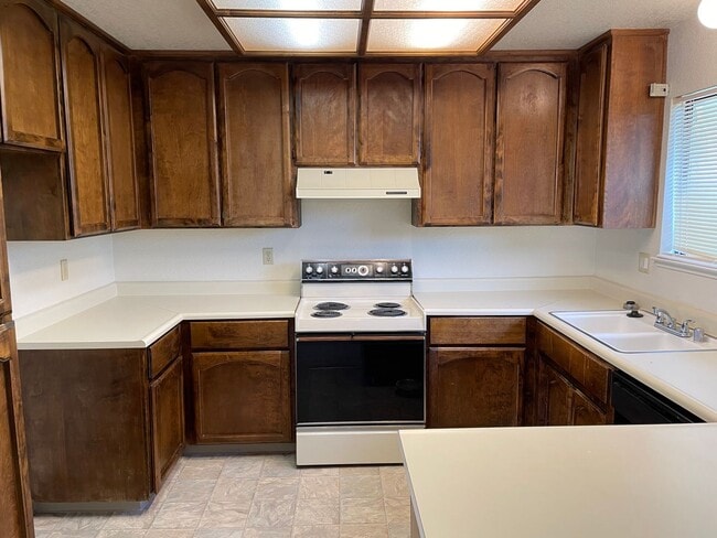 Building Photo - 3 Bedroom 2 Bathroom in Pocket