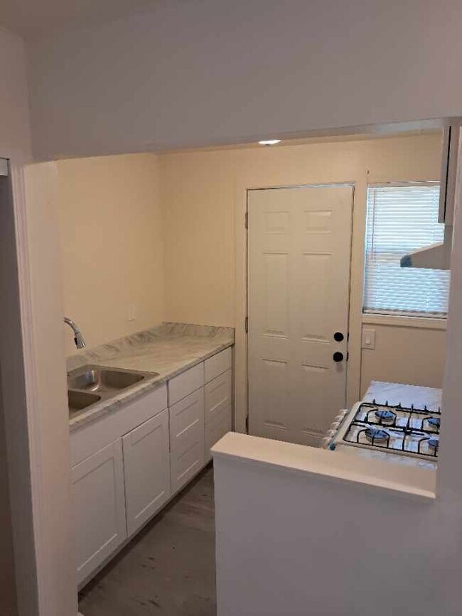 Building Photo - 818 E Rte 66