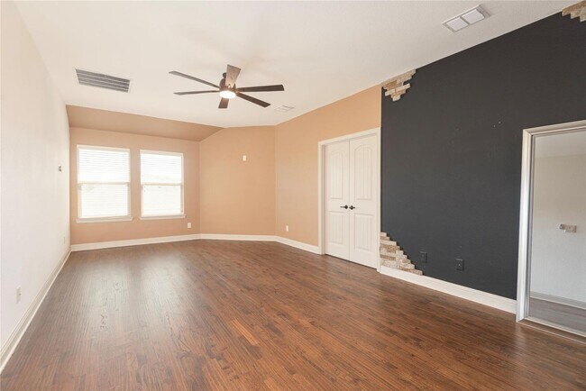Building Photo - Oak Point Beauty