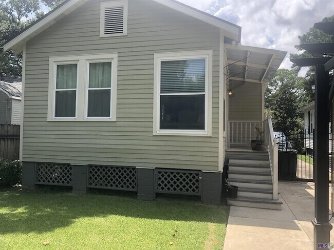 Building Photo - 717 Acadia St