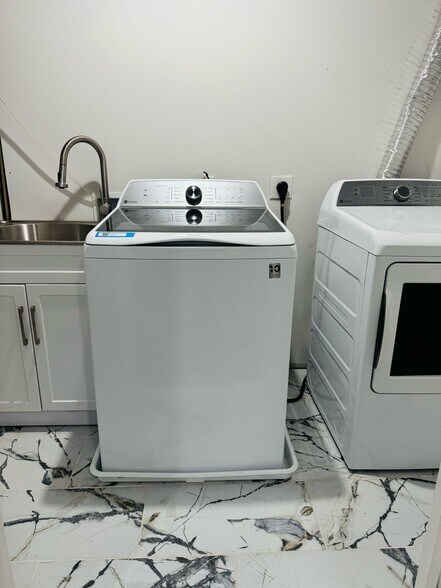Washer/ Dryer - 12349 Boncrest Dr
