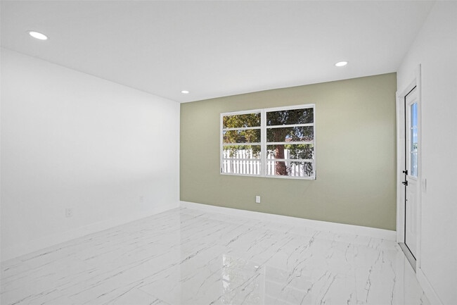 Building Photo - 1437 SW 1st Ave