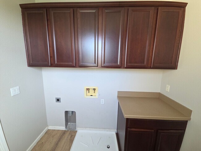 Building Photo - Gorgous 3 Bedroom 2/5 Bath home in HOA