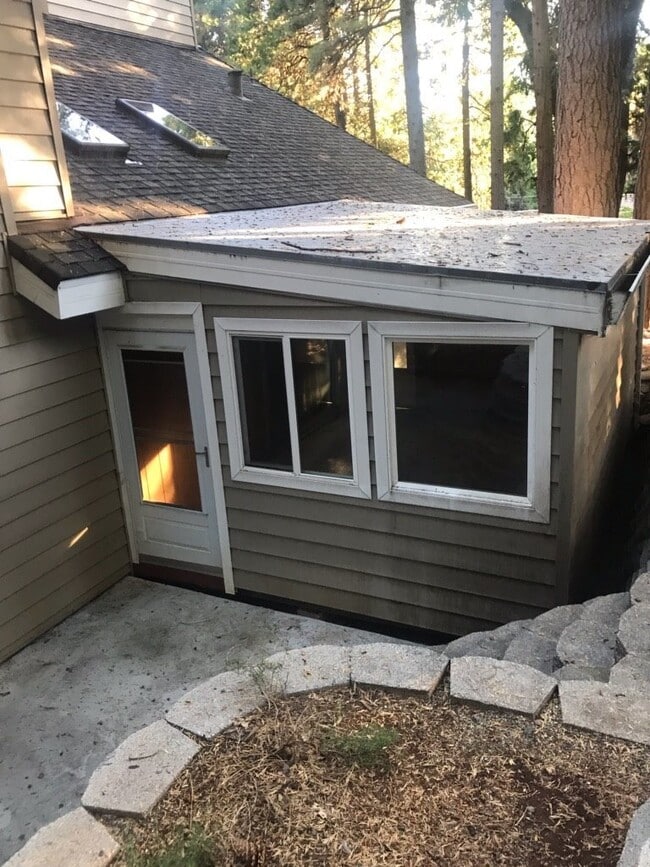 Building Photo - Fabulous 3 bedroom home near Jenkinson Lake.