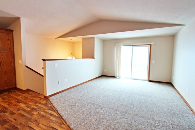 Building Photo - 4 Bedroom Townhome!