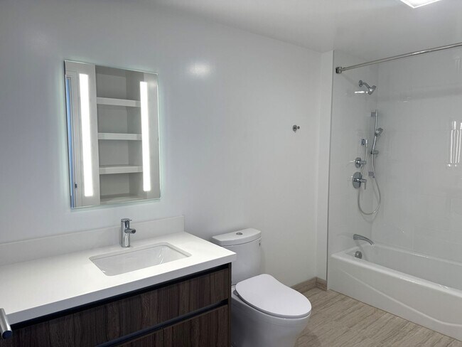 Building Photo - The Park On Keeaumoku - One bedroom, one bath, one parking in the Rycroft Tower