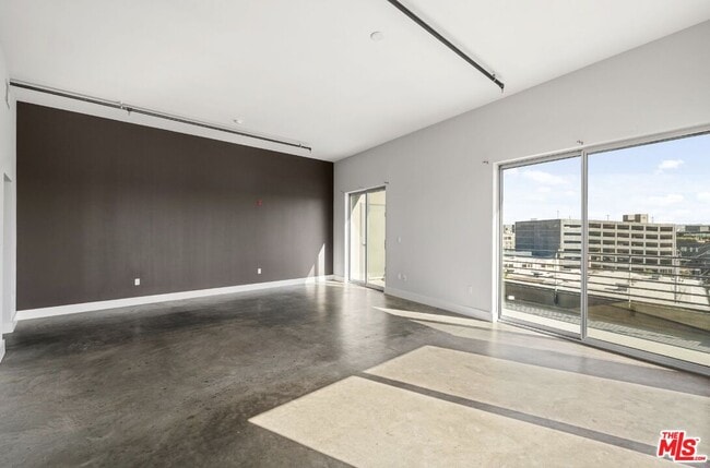 Building Photo - 825 East 4th St