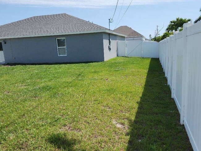 Building Photo - 515 SW 21St Ln