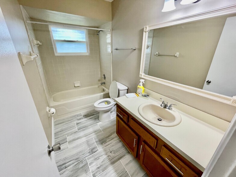 Building Photo - 10439 Inverness Dr
