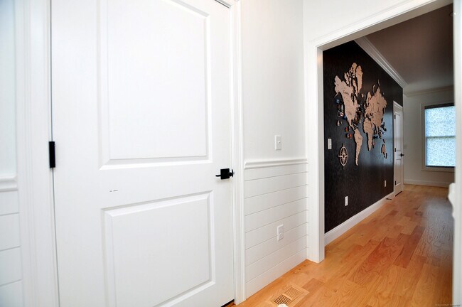 Building Photo - 5 Oakwood Cir