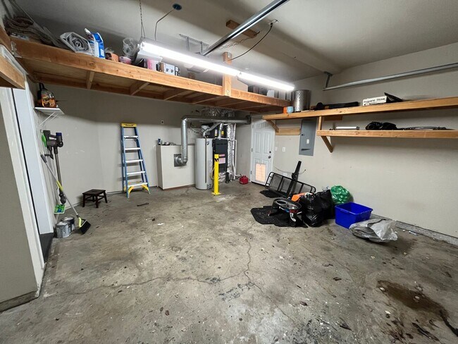 Building Photo - Quiet 3 Bed/2.5 Bath Home With Fenced Back...