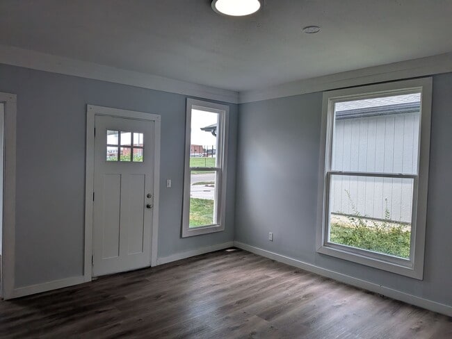 Building Photo - Move in Ready 4 Bed 2 Bath House