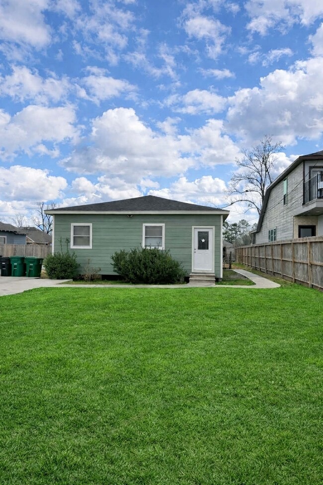 Building Photo - 8704 Lanewood Dr