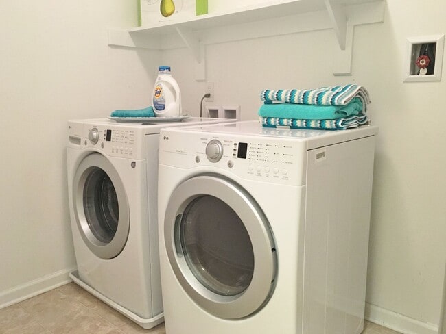 Building Photo - 2 Bedroom Condo w/Open Floor-Plan & Stainless Steel Appliances! Some Utilities Included!