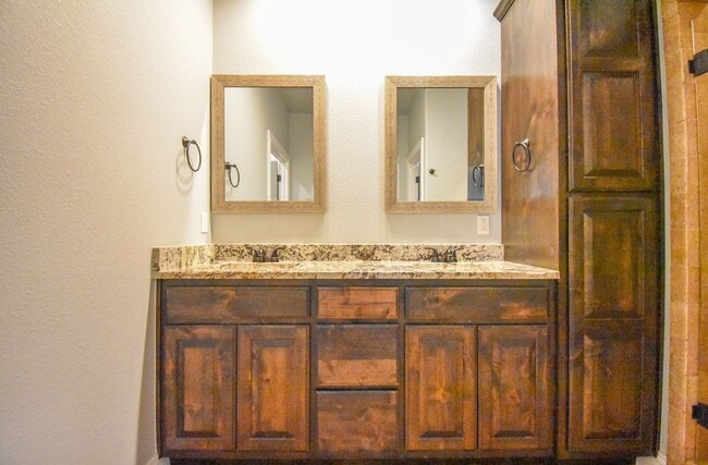 Building Photo - Stunning 4 bedroom, 2.5 bathroom home in Fayetteville!