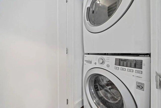 Building Photo - 230 Bowen St