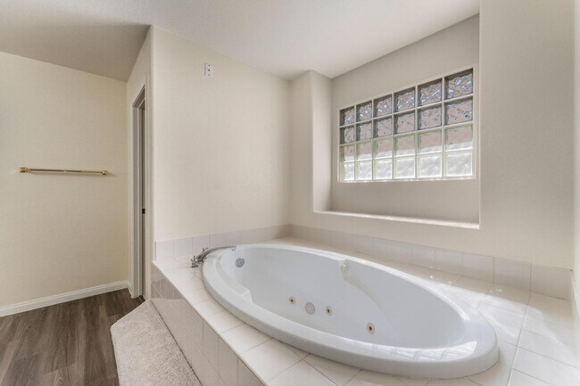 Building Photo - Luxurious Home in Gated Community