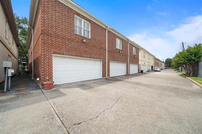 Building Photo - 5136 Chevy Chase Dr