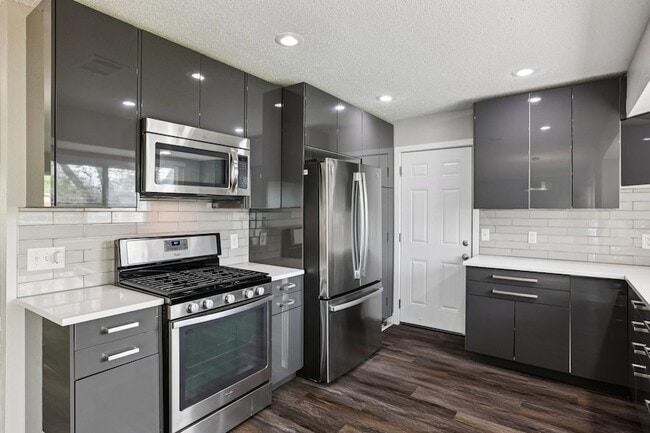 Building Photo - 5900 Gateshead Dr